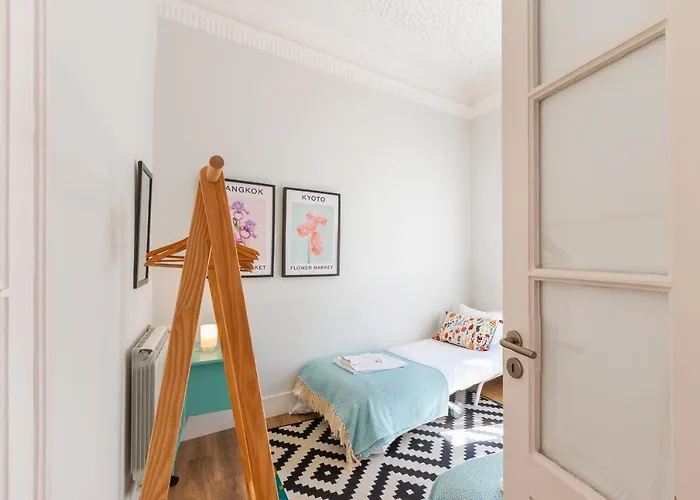 Bright City Center, 10M From Subway, 6 Rooms, Up To 20 Ppl