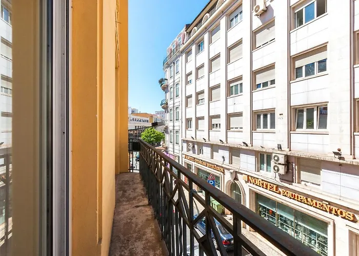 Bright City Center, 10M From Subway, 6 Rooms, Up To 20 Ppl